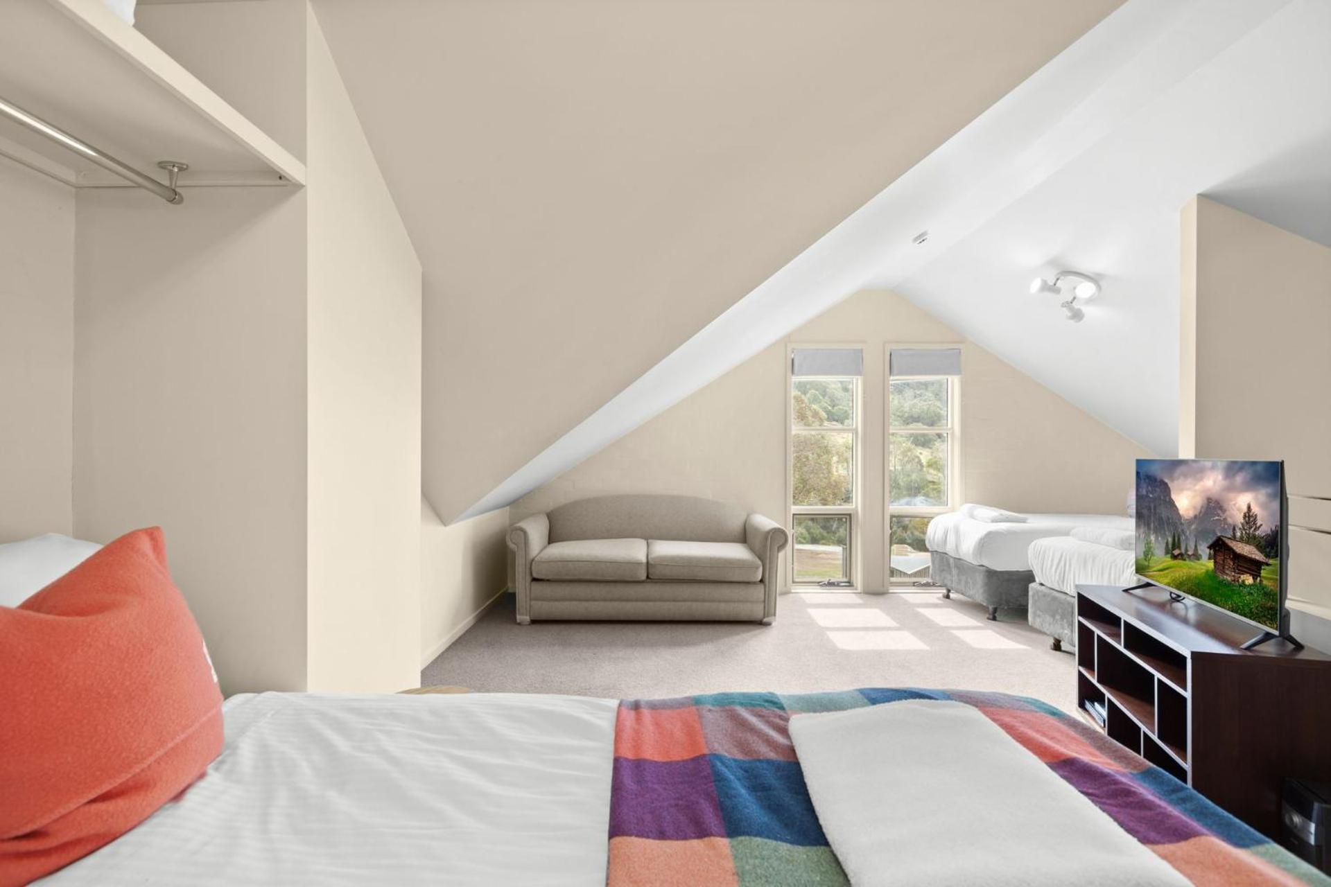 Village Green 2 Bedroom Loft Townhouse With Views Fireplace And Garage Parking Thredbo Buitenkant foto