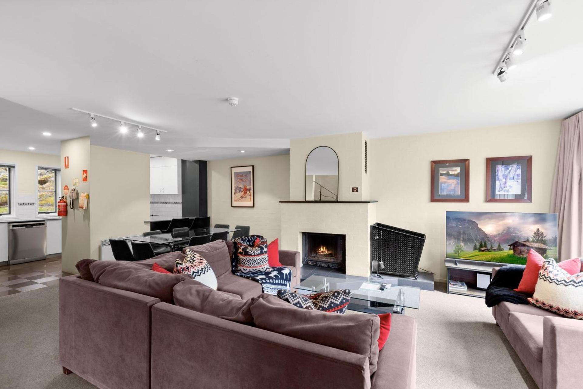 Village Green 2 Bedroom Loft Townhouse With Views Fireplace And Garage Parking Thredbo Buitenkant foto