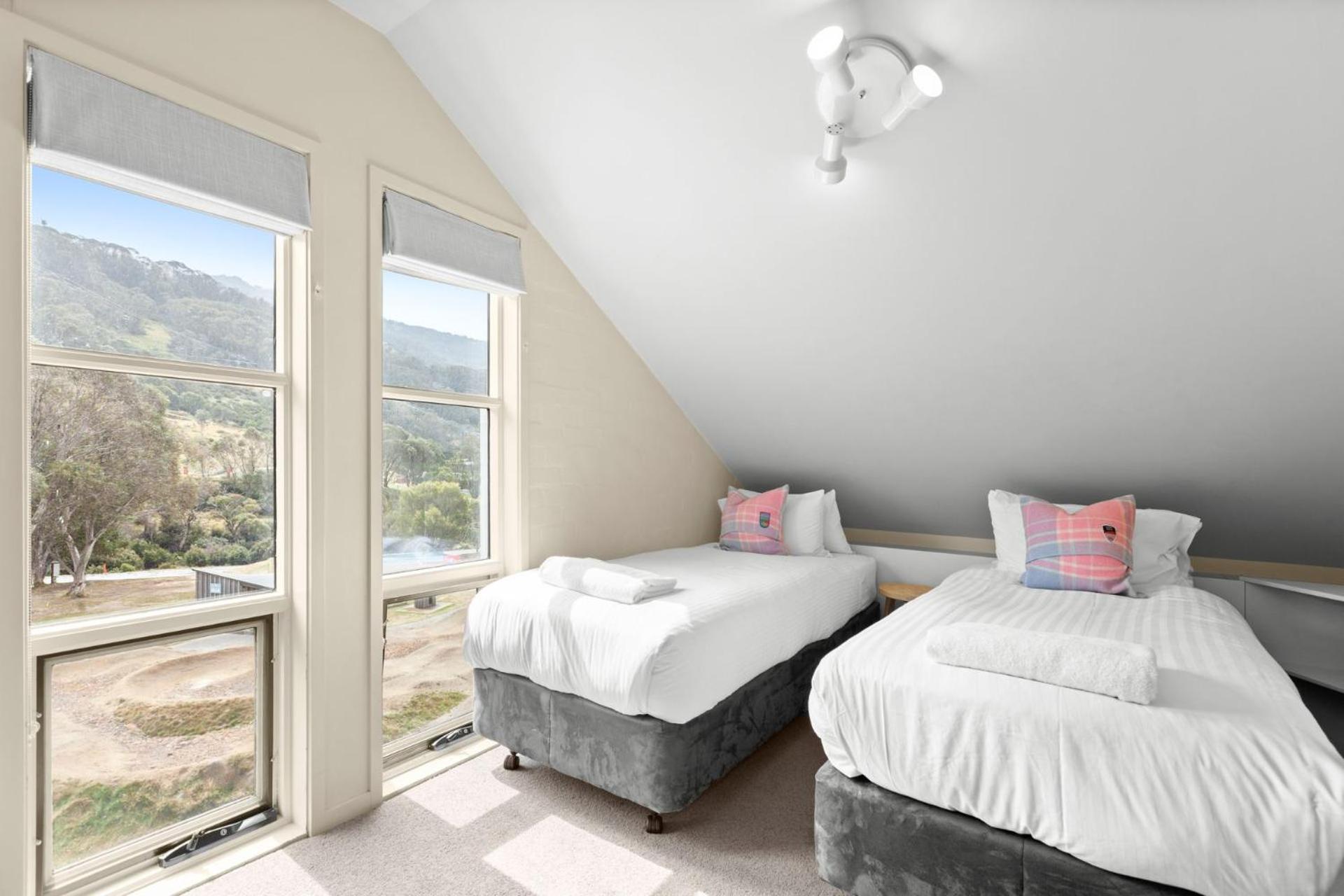 Village Green 2 Bedroom Loft Townhouse With Views Fireplace And Garage Parking Thredbo Buitenkant foto