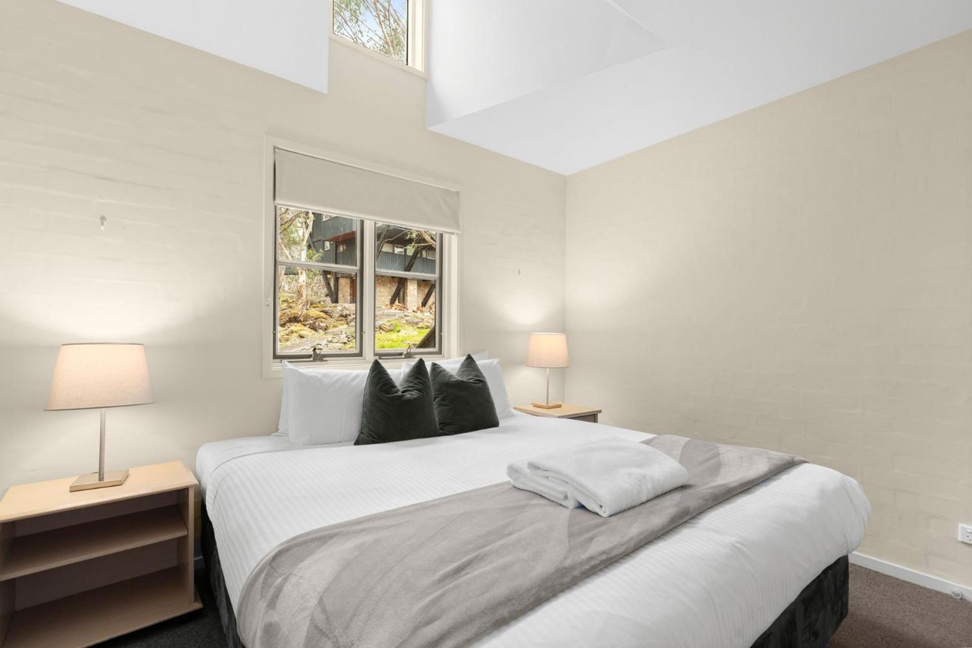 Village Green 2 Bedroom Loft Townhouse With Views Fireplace And Garage Parking Thredbo Buitenkant foto