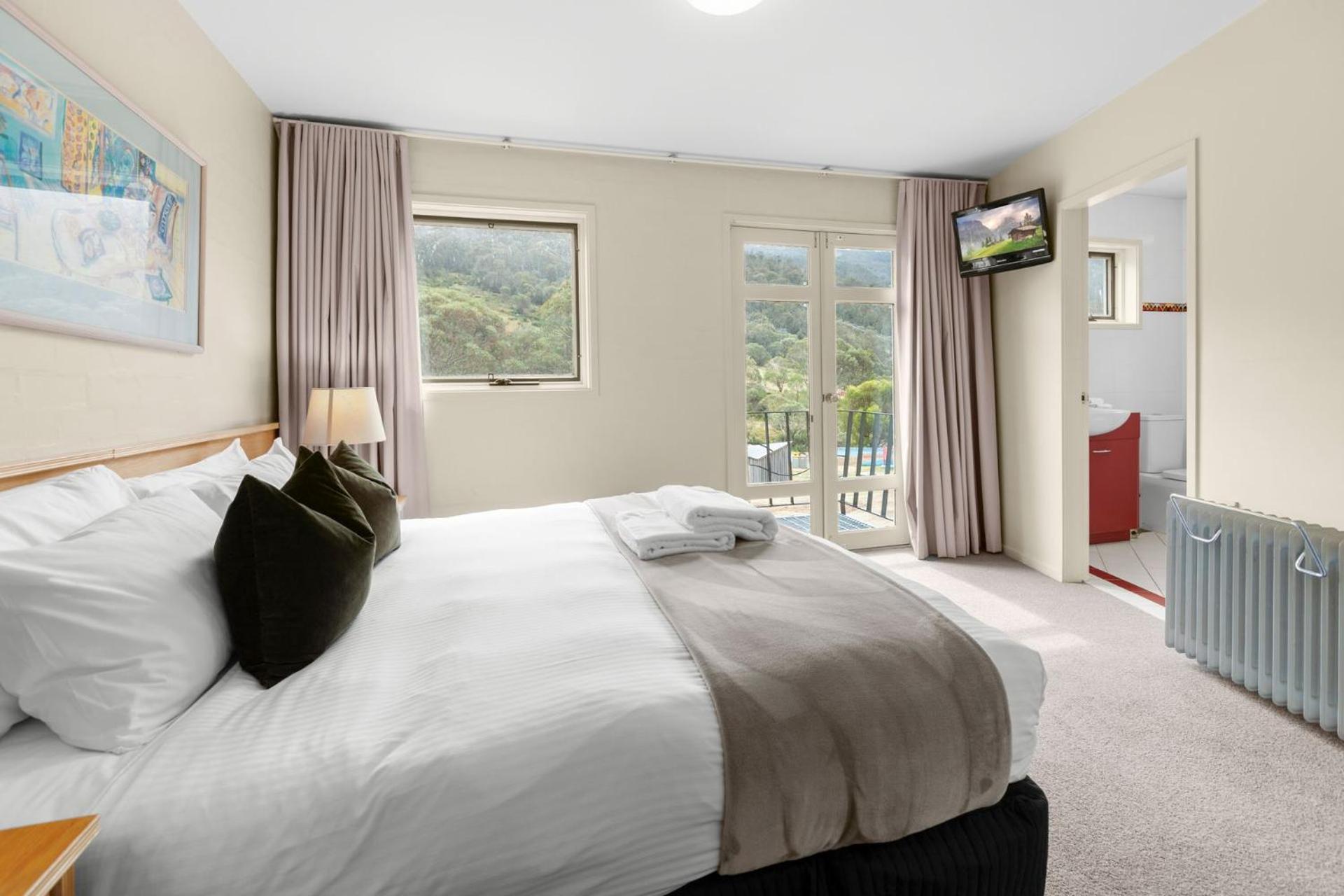 Village Green 2 Bedroom Loft Townhouse With Views Fireplace And Garage Parking Thredbo Buitenkant foto