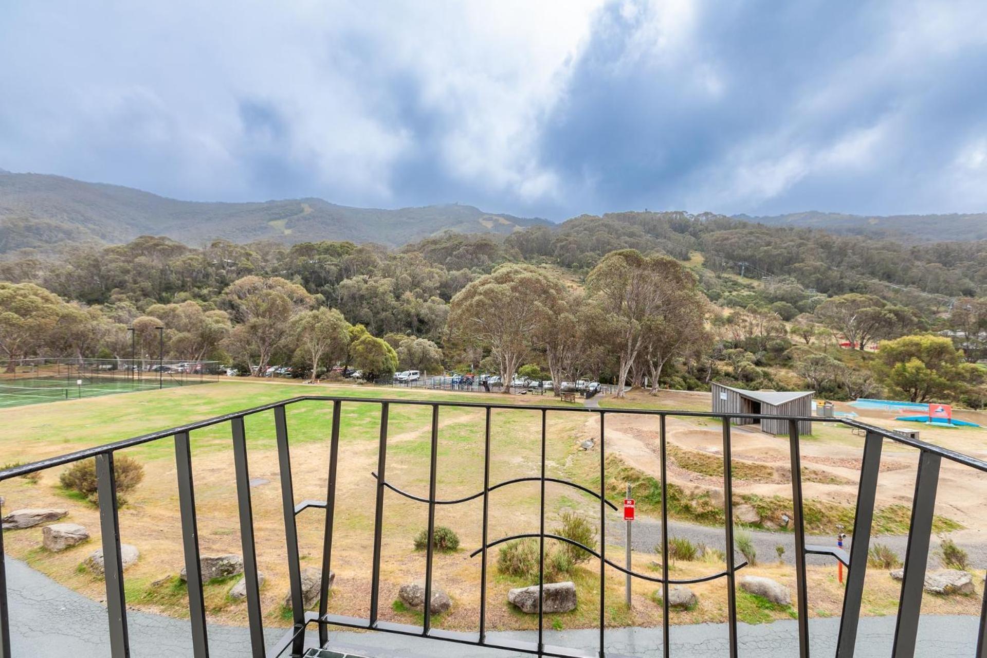 Village Green 2 Bedroom Loft Townhouse With Views Fireplace And Garage Parking Thredbo Buitenkant foto