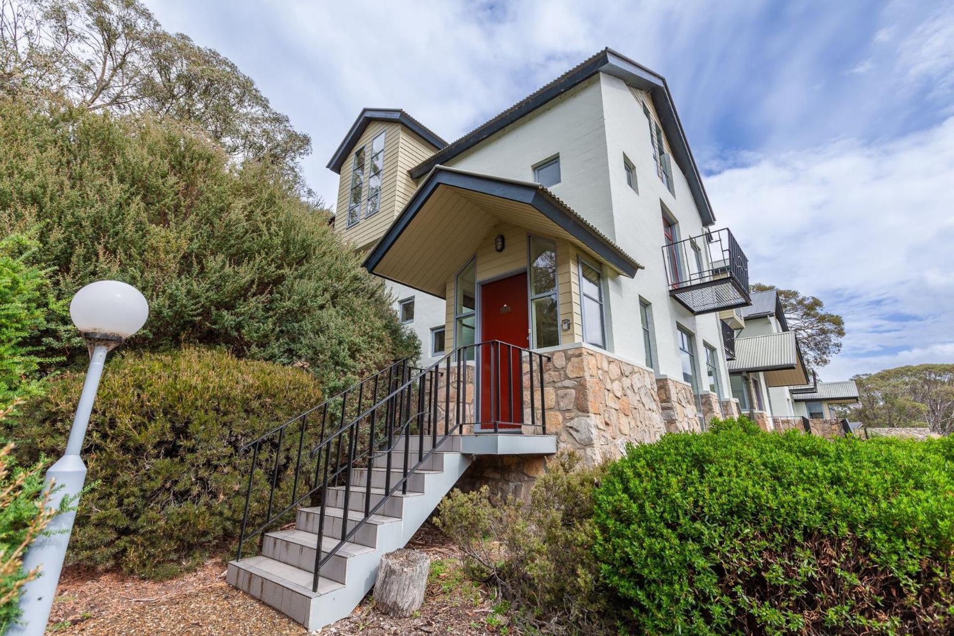 Village Green 2 Bedroom Loft Townhouse With Views Fireplace And Garage Parking Thredbo Buitenkant foto