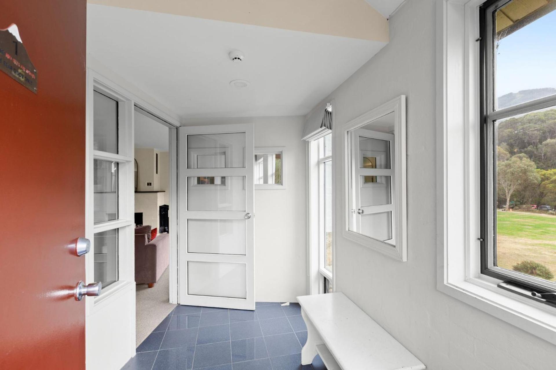 Village Green 2 Bedroom Loft Townhouse With Views Fireplace And Garage Parking Thredbo Buitenkant foto
