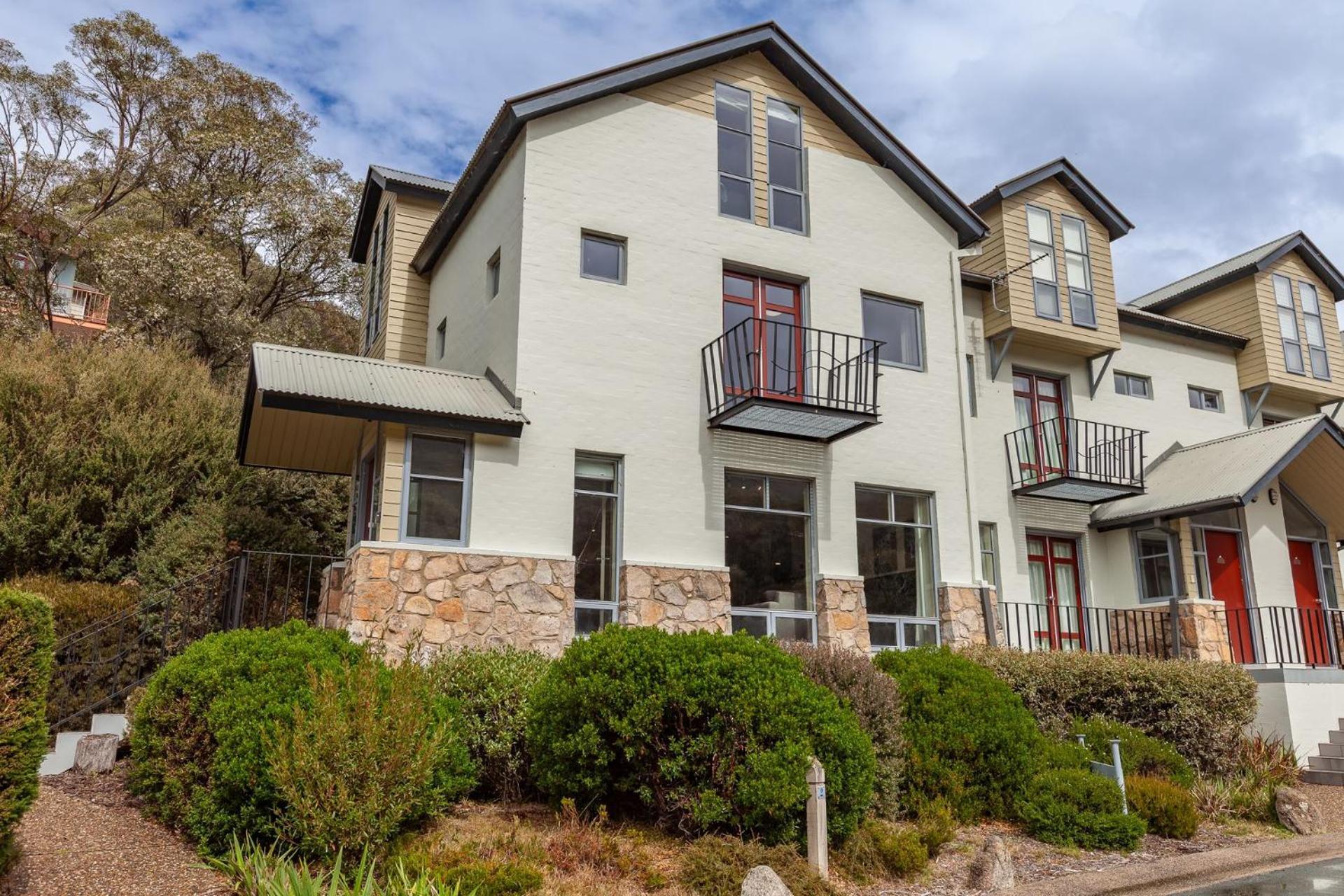 Village Green 2 Bedroom Loft Townhouse With Views Fireplace And Garage Parking Thredbo Buitenkant foto