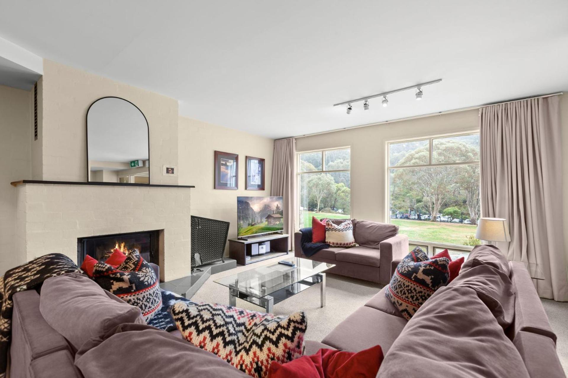 Village Green 2 Bedroom Loft Townhouse With Views Fireplace And Garage Parking Thredbo Buitenkant foto